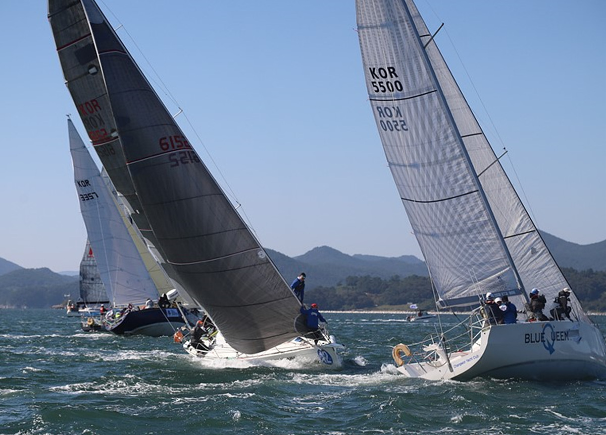 여러 요트가 바다에서 경주를 하고 있는 모습으로, KOR 5500과 KOR 3357이 보인다.