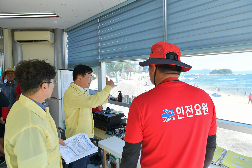 사회재난 예방에 총력을 기하기위해서 시청직원이 여수바다 안전요원과 함께 살펴보고있다