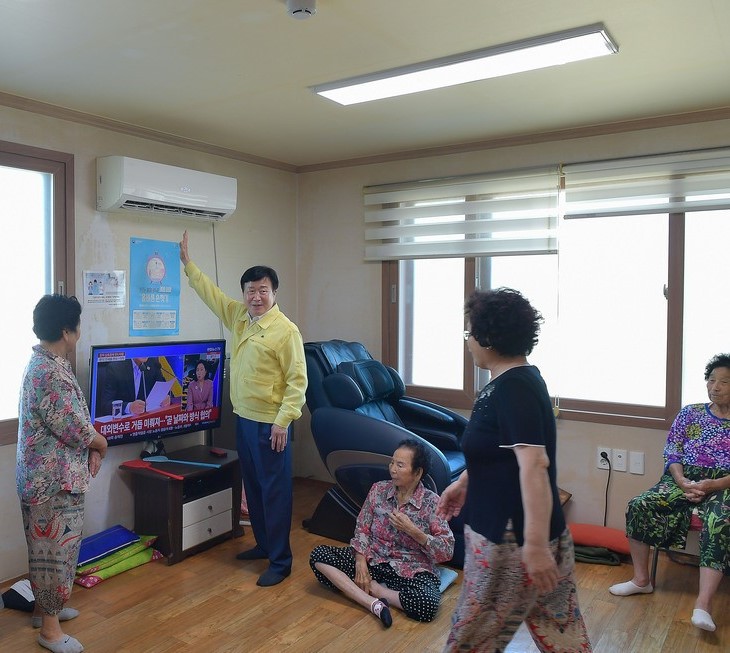 사회재난 예방으로 어르신들 무더위환경에 관련하여 에어콘 상태를 확인하고있는 사진이다
