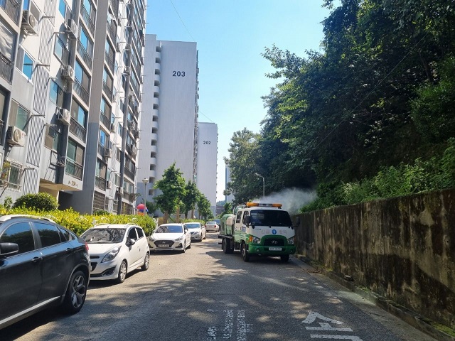 여수시, 일본뇌염 경보 발령에 따른 방역 활공 강화 -- 취약지역 집중 방역 실시… 모기 매개 감염병 예방 행동수칙 준수 당부를 위하여 아파트 단지를 방역차가 방역하고있는 모습이다