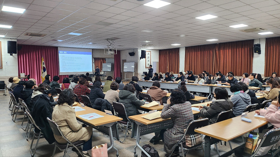 강의실에서 강사가 가족 개요에 대해 설명하고 있으며, 참석자들이 강의를 듣고 있는 모습이다.