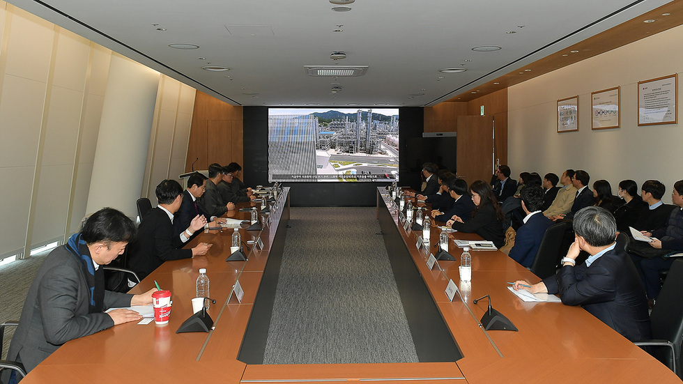이후 시청 회의실에서 여수시로부터 석유화학 분야의 불황과 대응 상황에 대한 보고를 받고 심도 있는 토론 전체사진 03