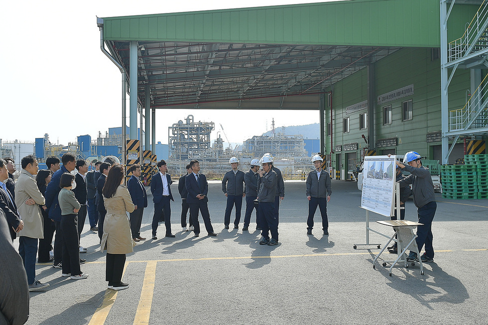 산업부와 중앙부처등이 롯데케미칼에 방문해 수출실적 감소에 대한 기업의 애로 사항을 청취 하는 사진02