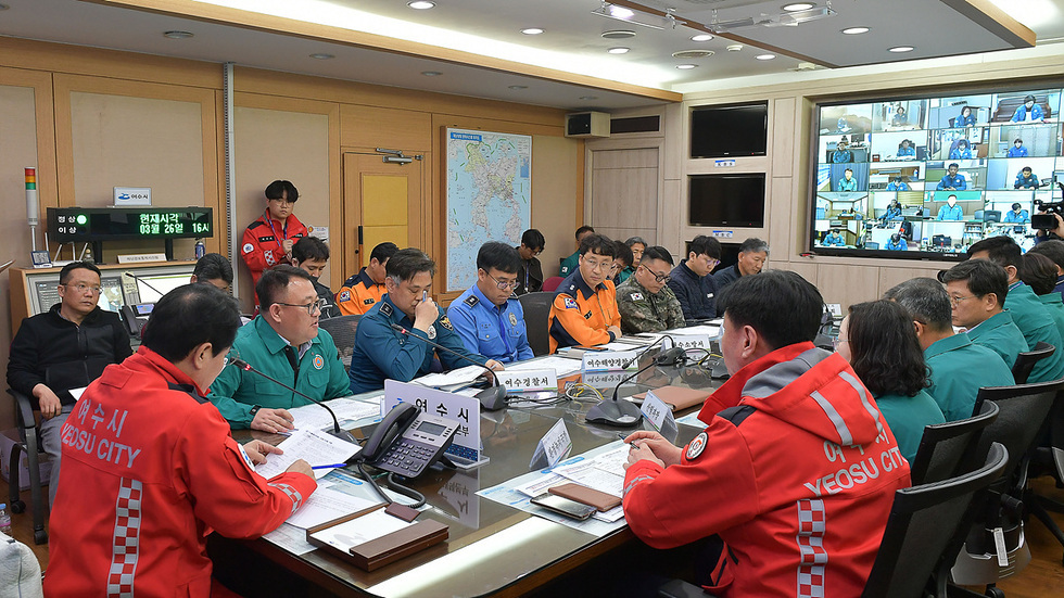 여수시(시장 정기명)는 산불재난 국가위기경보 수준이 ‘심각’ 단계로 격상됨에 따라 26일 시청 재난안전상황실에서 관계기관 긴급 대책회의를 열고 산불 감시·대응 상황을 점검하는 사진