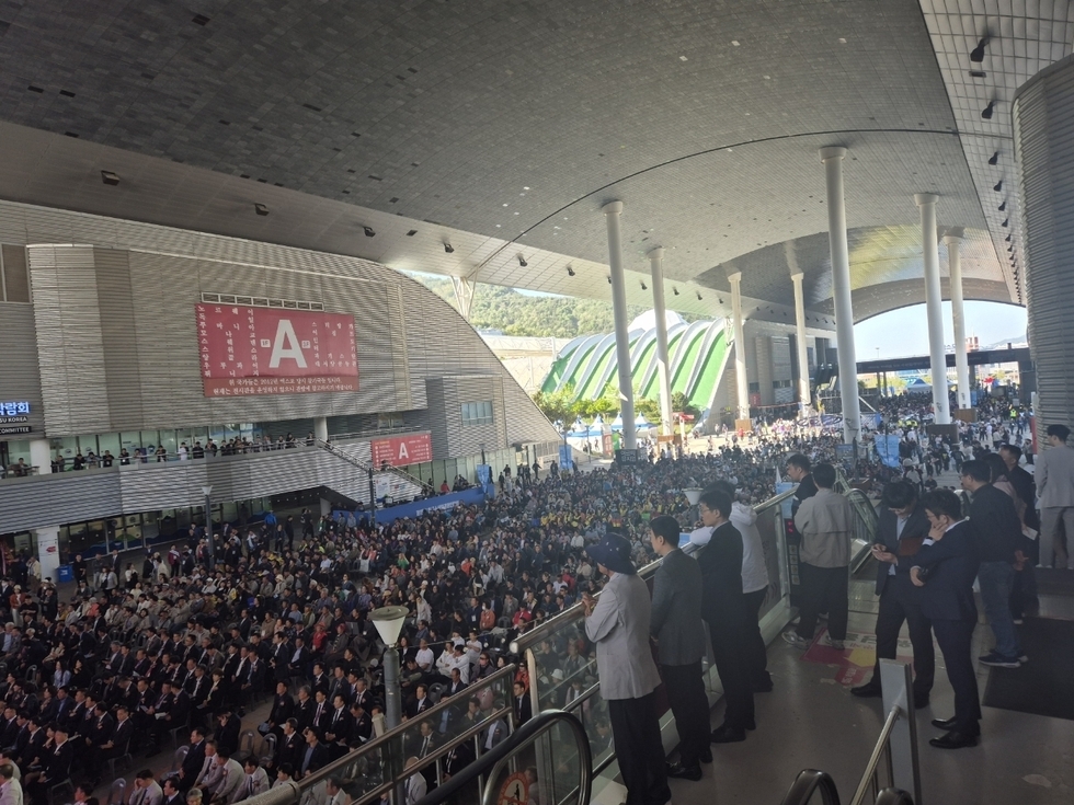 2023년 10월 1일 A 대회가 열리는 행사장에서 많은 관중이 모여 있는 모습이다.