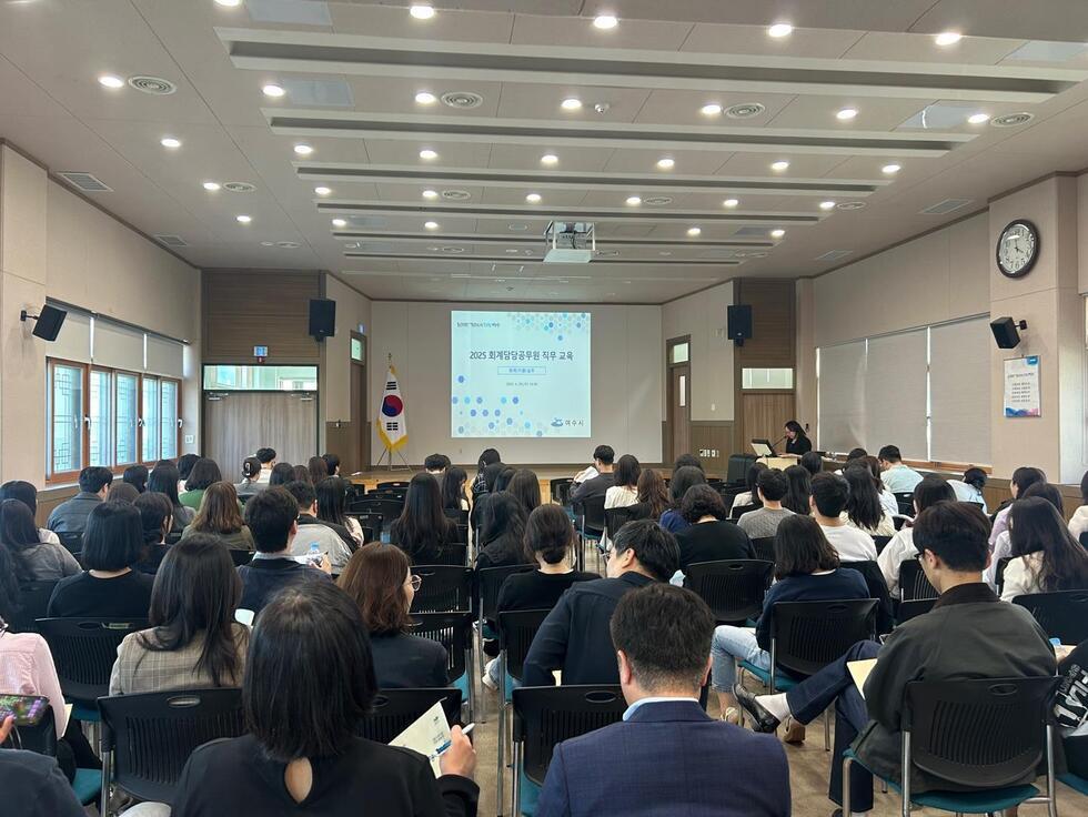 2025 최저비용공유형 교육 세미나가 진행되고 있는 모습으로, 참석자들이 강연을 듣고 있다.