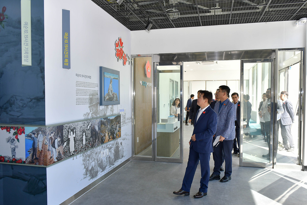 여순10.19사건 기념관에서 여러 사람들이 전시물을 관람하고 있는 모습이다.