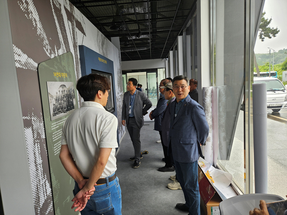 시민추진위원회가 최근 여순10·19사건 홍보관을 찾아 개관 사전점검을 하는 사진02