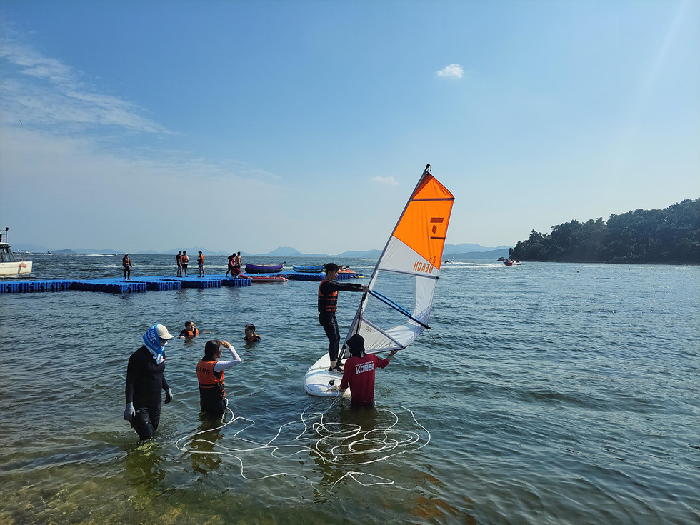 윈드서핑을 체험하고 있는 사진