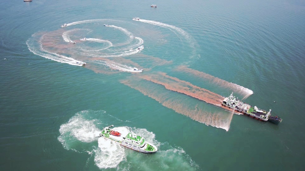 고수온·적조 대응 유관기관 합동 모의훈련을 하고 있는 전체 사진