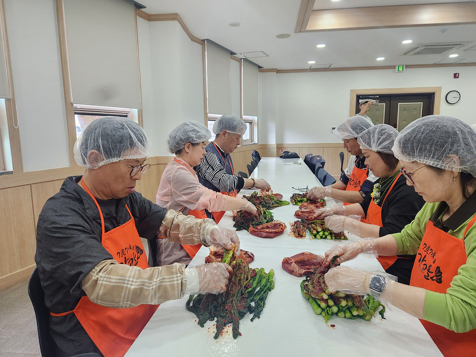 김장을 하고 있는 사진