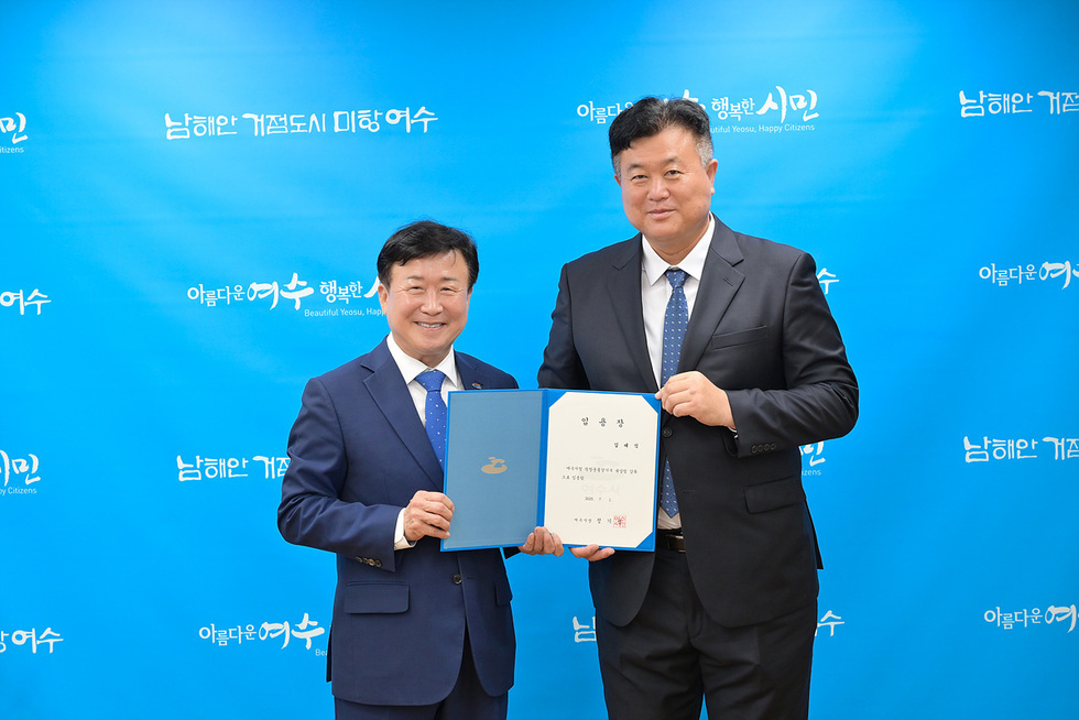 상장을 수여 받는 사진