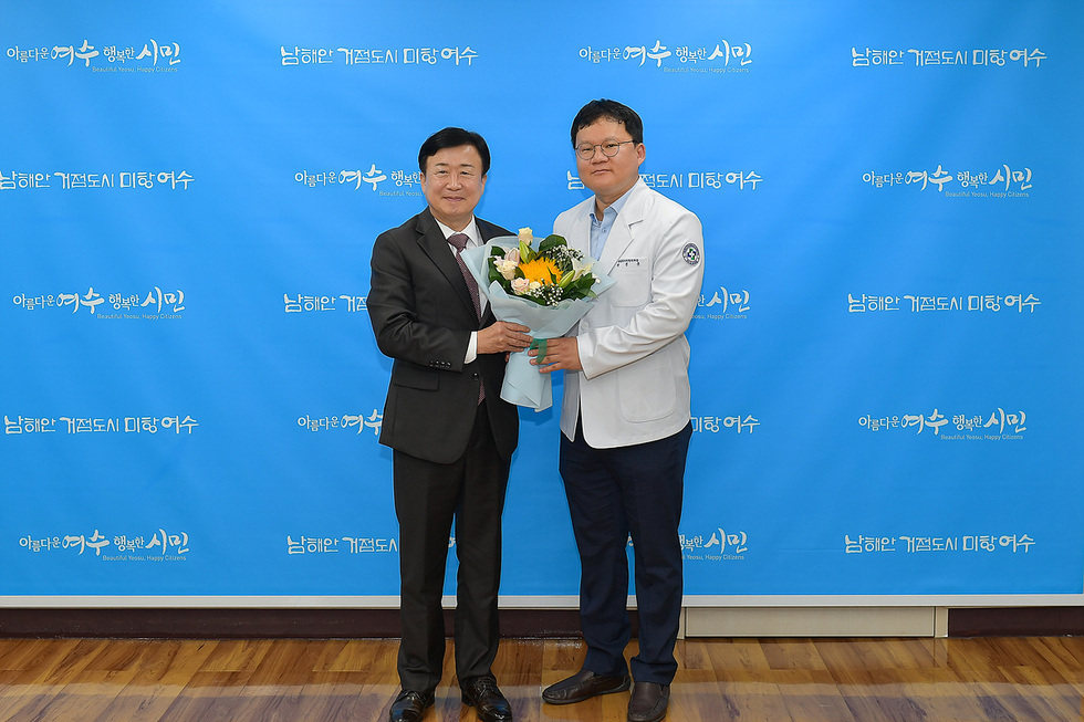 시장 정기명와 박정훈 전문의의 기념 사진