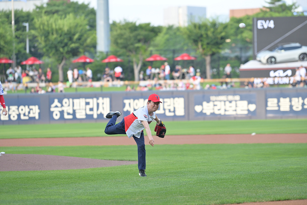 3-1 정기명 여수시장, 프로야구 경기장 찾아 ‘섬박람회’ 성공 기원 시구