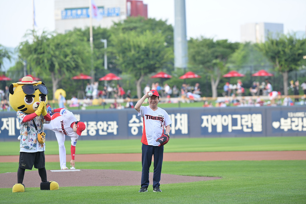 3-2 정기명 여수시장, 프로야구 경기장 찾아 ‘섬박람회’ 성공 기원 시구