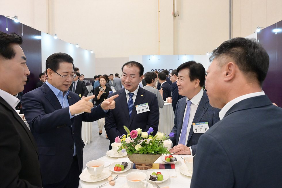 2025 로컬콘텐츠페스타 행사장에서 정기명 여수시장과 관계자들이 환담하며 박람회 홍보 및 협력 방안을 논의하는 모습