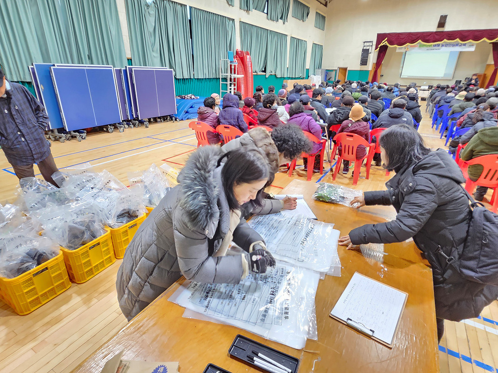 여수시, 방풍·해풍쑥 등 농특산물 잔류농약 분석…안전성 확보 관련하여 강당에서 샘플을 비닐에 넣고있다.