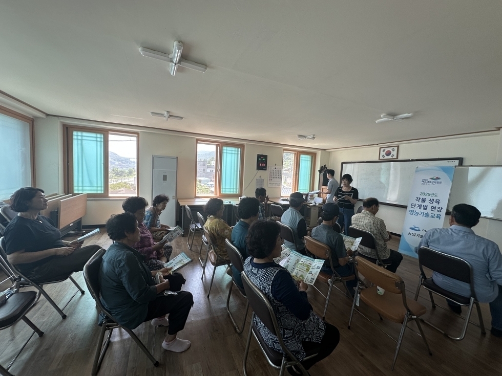 여수시 농업기술센터에서 주민들이 앉아 교육을 받으며 진드기 매개 감염병 예방 수칙을 듣는 모습