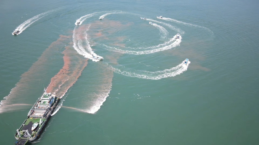 적조 확산 대비를 위해 선박들이 원형으로 돌며 황토를 살포하는 장면