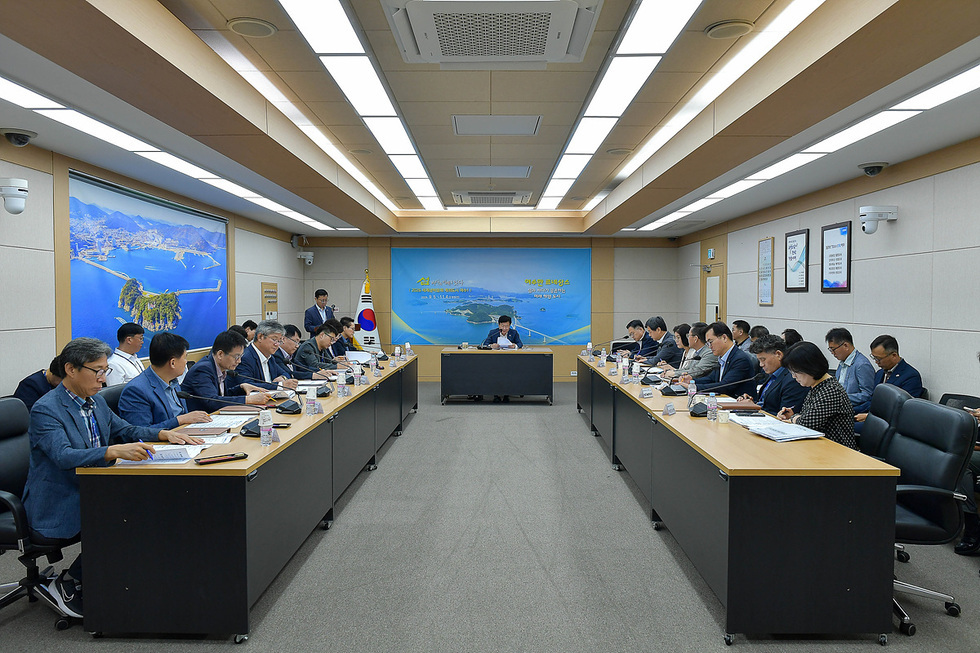 여수시, 섬박람회 해외 참가국 유치·입장권 판매 전략 점검 관련하여 회의를 하고있는모습