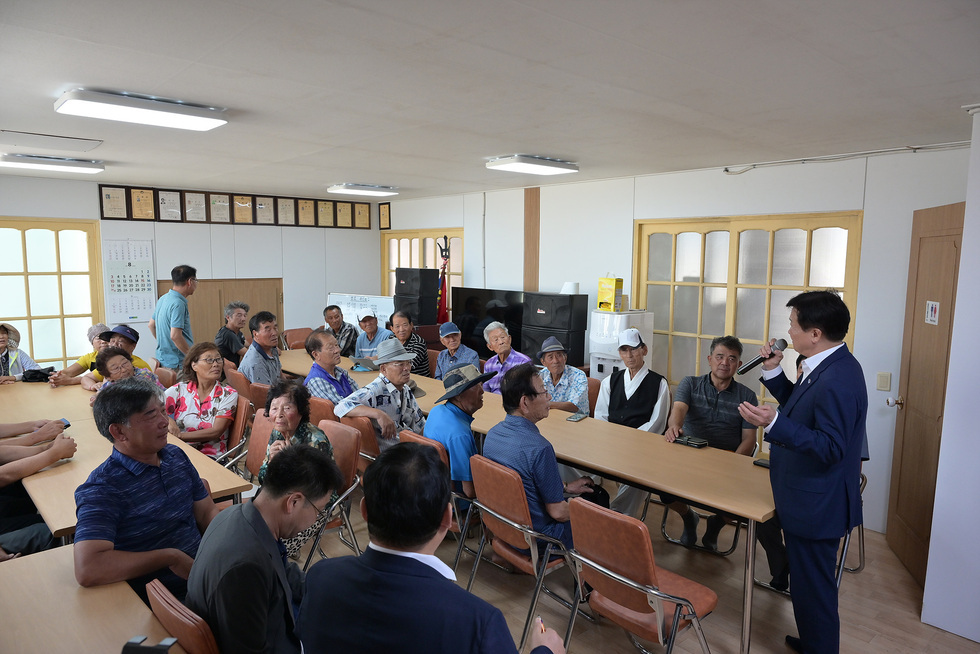 정기명 여수시장, 삼산면 경로당 찾아 어르신 위문·생활 불편 청취하고있는 모습