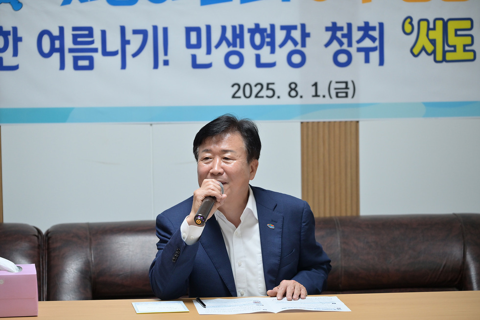 정기명 여수시장, 삼산면 경로당 찾아 어르신 위문·생활 불편 청취관련하여 마이크를 잡고 대화하는 모습이다