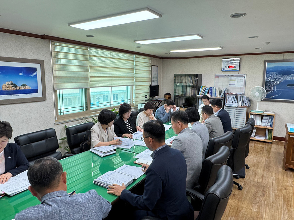 여수시 부시장 주재로 열린 2026여수세계섬박람회 종합지원 TF팀 첫 회의에서 교통, 숙박, 행사장 조성 등 6개 분야 지원방안을 논의하는 관계자들 모습