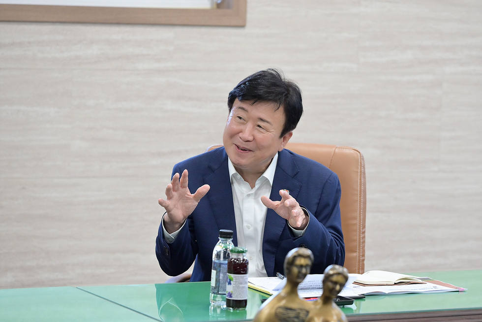 정기명 여수시장이 회의실에서 손짓을 하며 기업 관계자들에게 밝은 표정으로 의견을 전하고 있는 모습.