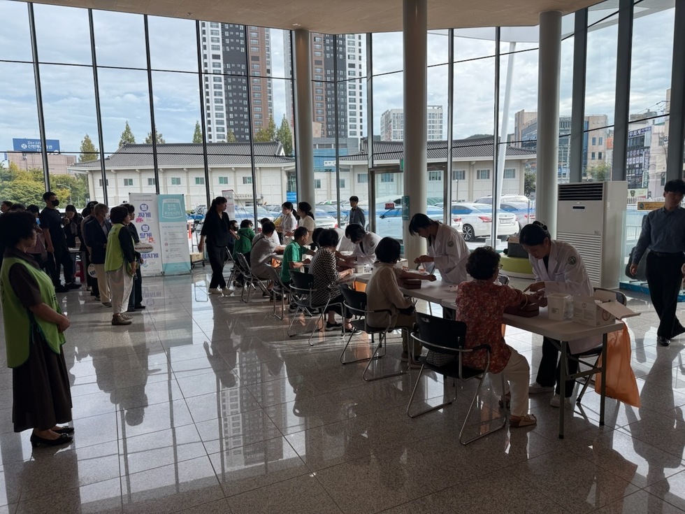 여수문화홀에서 시민들이 심뇌혈관질환 예방을 위한 무료 검진을 받고 있는 모습으로, 의료진이 검진을 진행하고 있다.