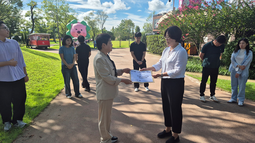여수MBC 순천이전 반대 범시민대책위원회가 순천시청 앞에서 항의서한을 전달하는 장면