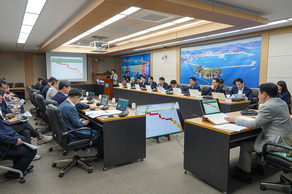 정기명 여수시장이 2026여수세계섬박람회 관련 회의를 진행하고 있으며, 관계자들이 참석해 계획 일정표를 화면으로 보며 논의하는 장면이다.