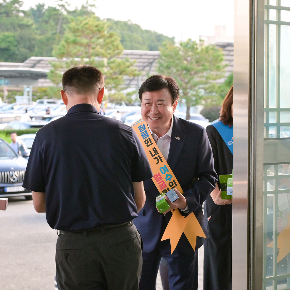여수시청 본관 후문에서 정기명 시장과 공무원들이 청렴 실천 캠페인을 진행하며 홍보물을 배부하는 장면