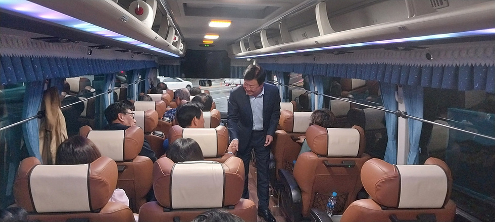 여수MBC 순천이전 반대 범시민대책위의 여수시민들이 버스 안에서 모여 있는 모습으로, 정기명 여수시장이 시민들과 인사하며 격려하는 장면이다.