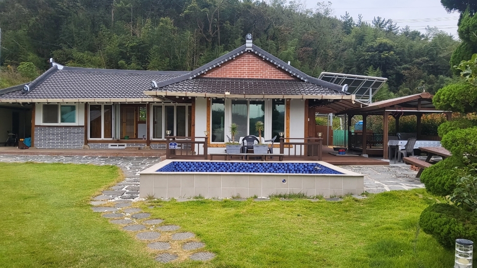 화양면 차니네스테이의 전경으로, 전통 한옥 스타일의 건물과 수영장이 보인다. 이곳은 드림스타트 부모 자조모임을 위한 공간으로 사용된다.