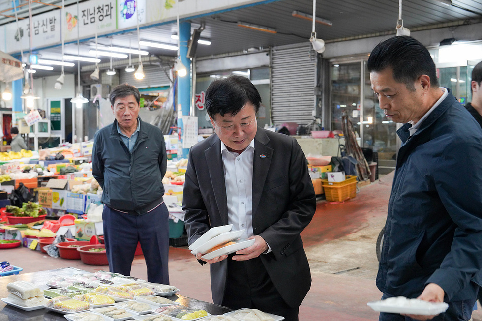 정기명 여수시장이 진남시장에서 상인들과 대화하며 시장 분위기를 살피고 있다.