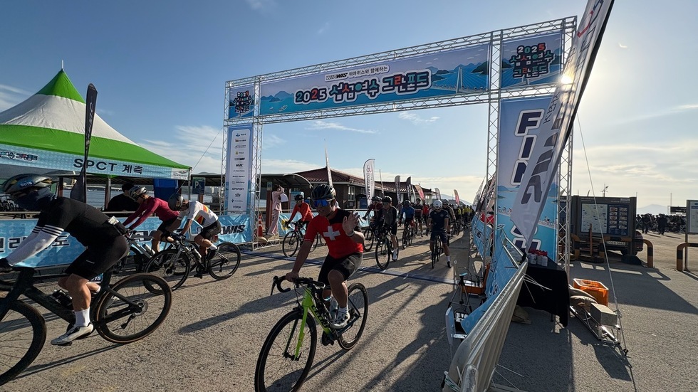 여수시에서 열린 2025 섬섬여수 그란폰도 대회에 참가한 자전거 동호인들이 출발하는 장면