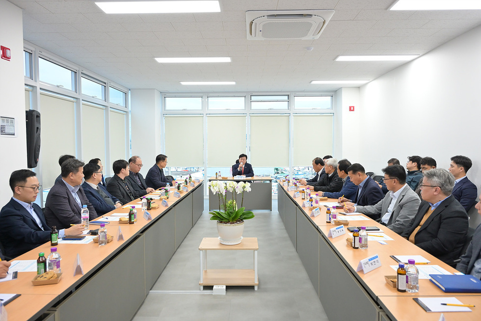 회의실에서 정기명 시장과 관계자들이 양쪽 테이블에 나누어 앉아 회의를 진행하는 모습.