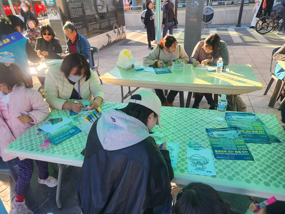 이날 부대행사로 다섬이 색칠하기 등 체험부스가 운영돼 많은 시민이 참여하는 모습