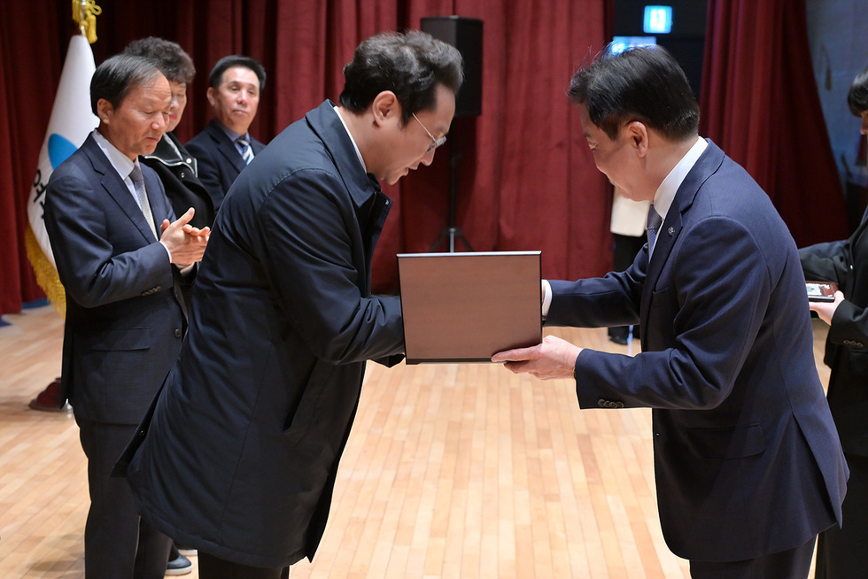 2 여수시, 납세자의 날 맞아 우수납세자 인증패 수여.jpg