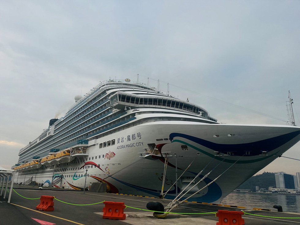2-1 13만 톤급 대형크루즈 중국 ‘아도라매직시티’호 여수항 입항.jpg