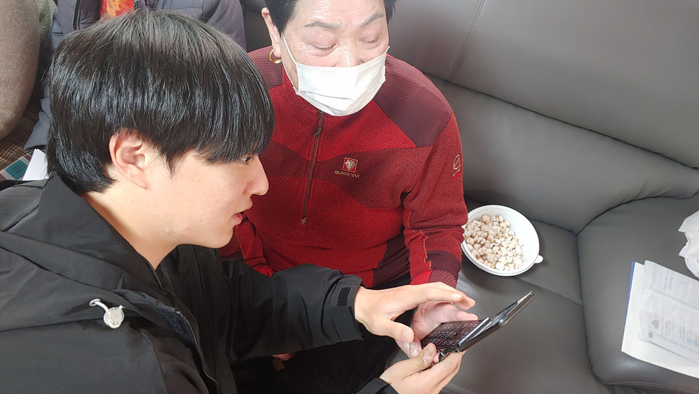 7-1 여수시, 찾아가는 어르신 스마트폰 교육 실시… 디지털 격차 해소.jpg