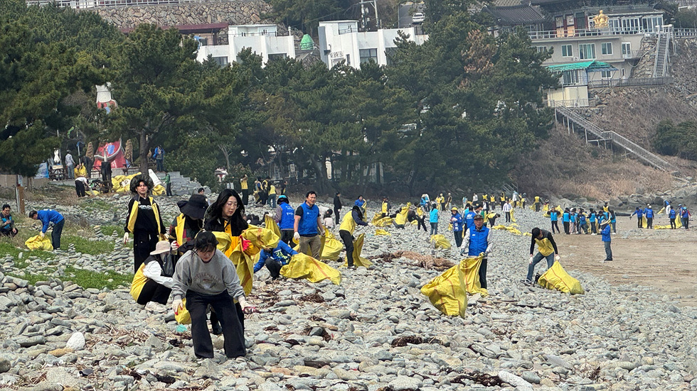 4-1 여수시, 2026여수세계섬박람회 앞두고 봄맞이 해안가 청결운동 전개.jpg