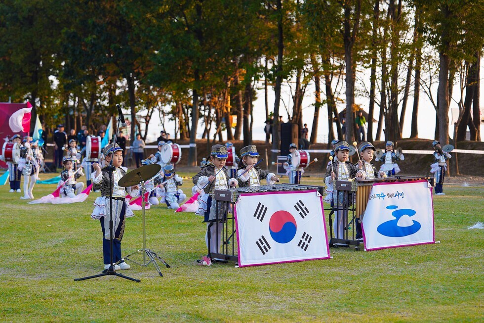 2-1 지난해 웅천친수공원에서 열린 제25회 여수마칭페스티벌’ 공연 장면.jpg