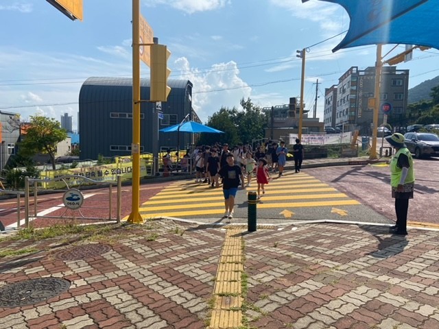 3 여수시, 2026년 상반기 등하굣길 안전지킴이 130명 모집.jpg