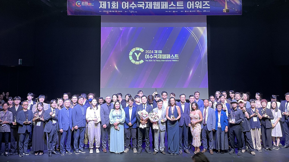 2024 제1회 여수국제웹페스트 어워즈에서 수상자들이 무대에 서서 기념촬영을 하고 있다.