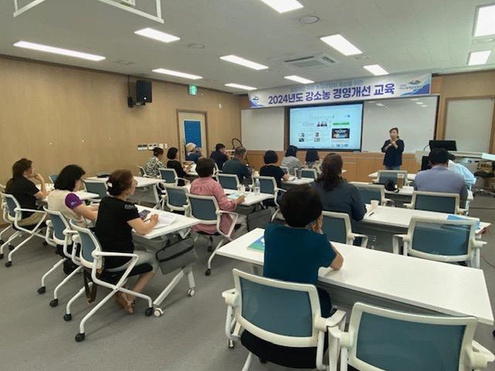강소농 경영개선 교육이 진행되고 있는 강의실에서 강사가 교육 내용을 설명하고 있으며, 참석자들이 강의를 듣고 있다.