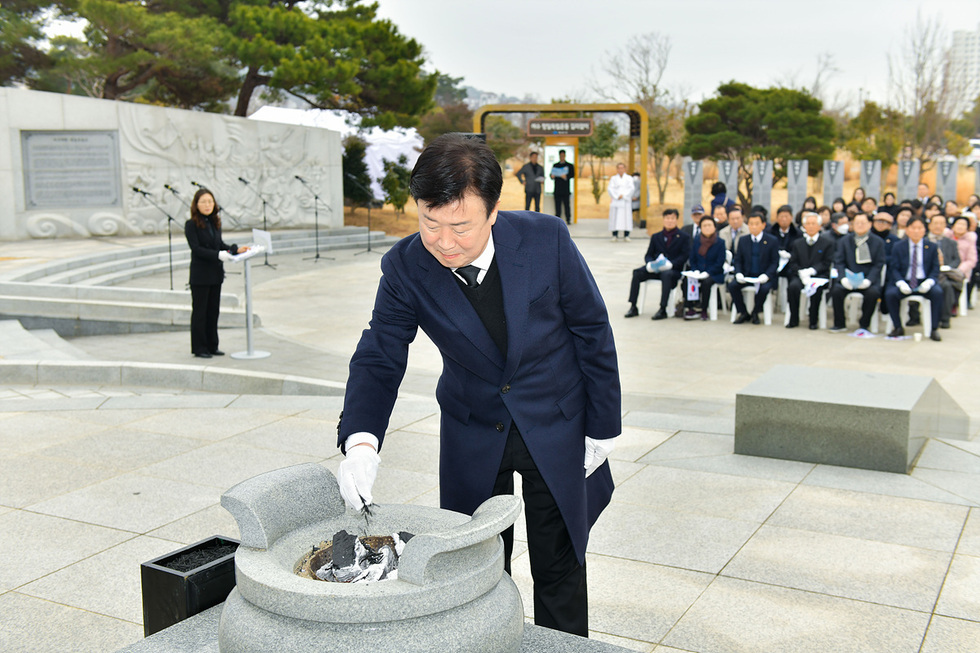 김충남 유족대표의 독립선언서 낭독를 찍은 사진