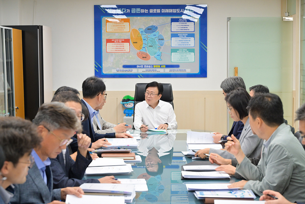 여수시 정기명 시장이 회의 테이블에 앉아 있으며, 여러 부서장들과 함께 2026년도 주요업무계획을 논의하는 장면이다.
