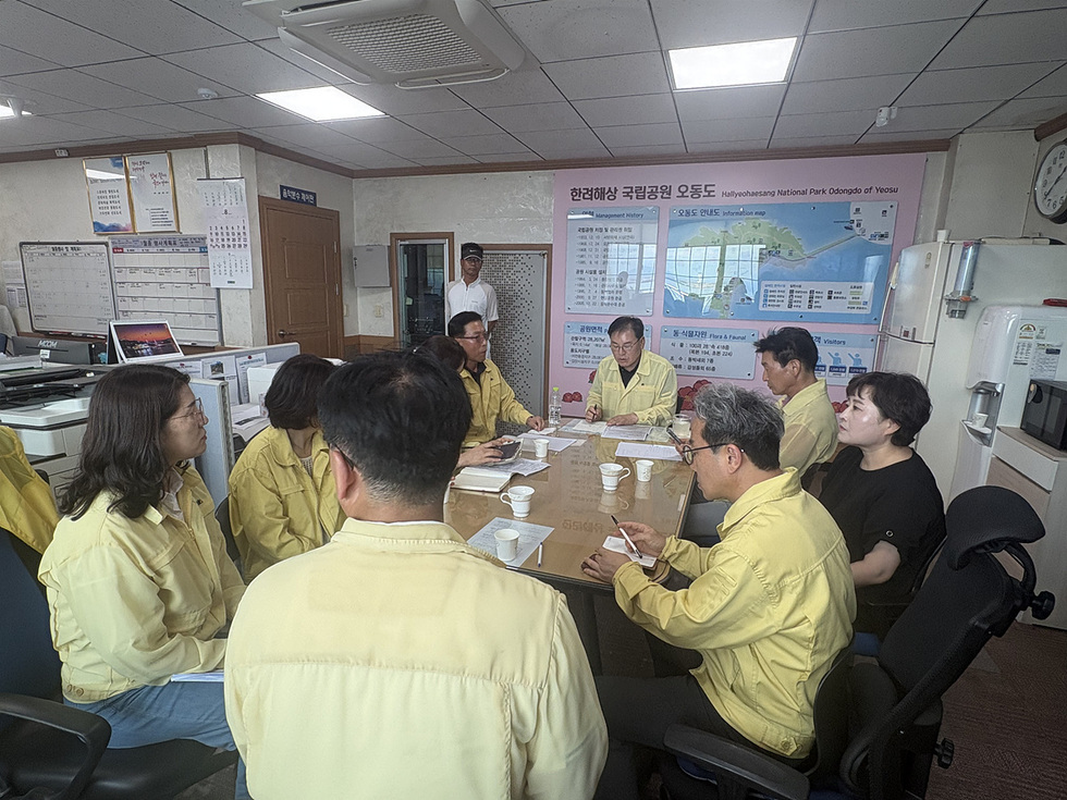 1-1 여수시, 오동도 인근 모터보트 전복사고… 실종자 수색·탑승자 가족 지원 총력.jpg
