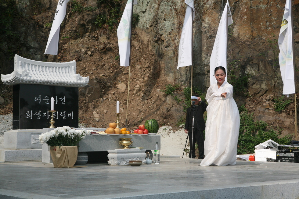 [여순사건 61주기 위령제] 여순사건 희생자위령비 에서 추념행사를 진행하는 모습
